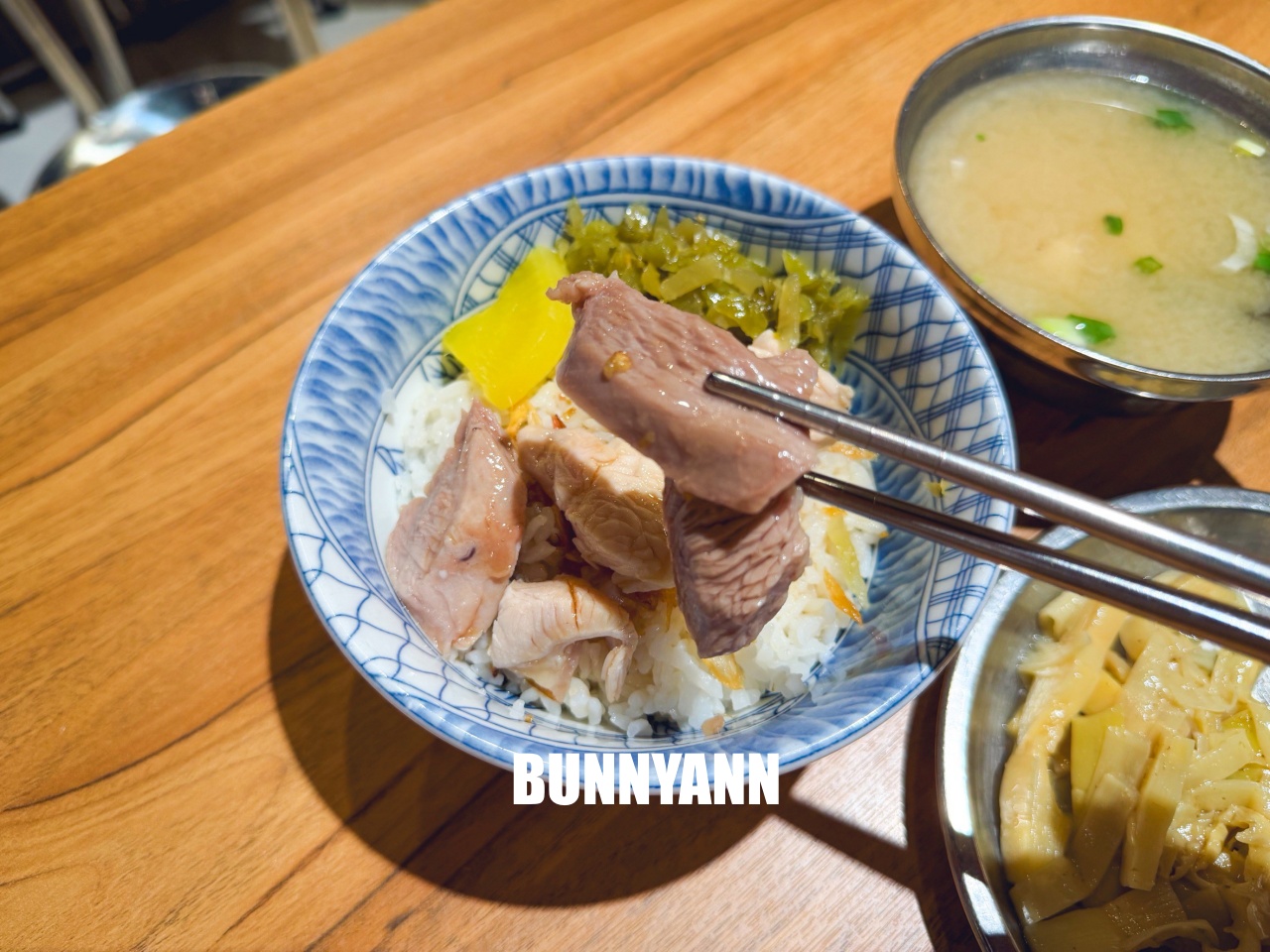 吃過的沒有一半，90歲阿嬤的雞肉飯，點一飯一湯就夠，筍絲也是經典