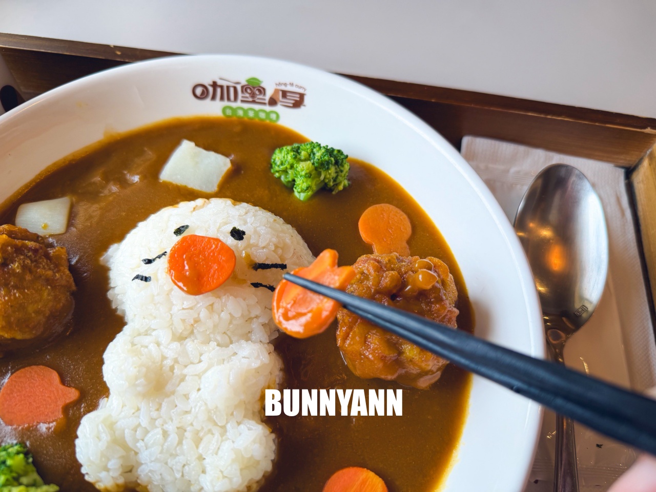 臺中必吃創意美食！咖哩厚台灣茶咖哩香氣逼人，還有超萌兒童餐，全家人都愛！