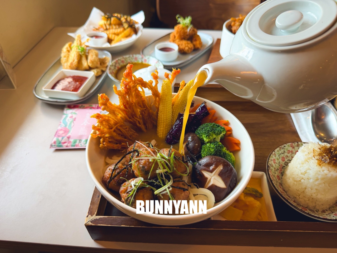 臺中必吃創意美食！咖哩厚台灣茶咖哩香氣逼人，還有超萌兒童餐，全家人都愛！