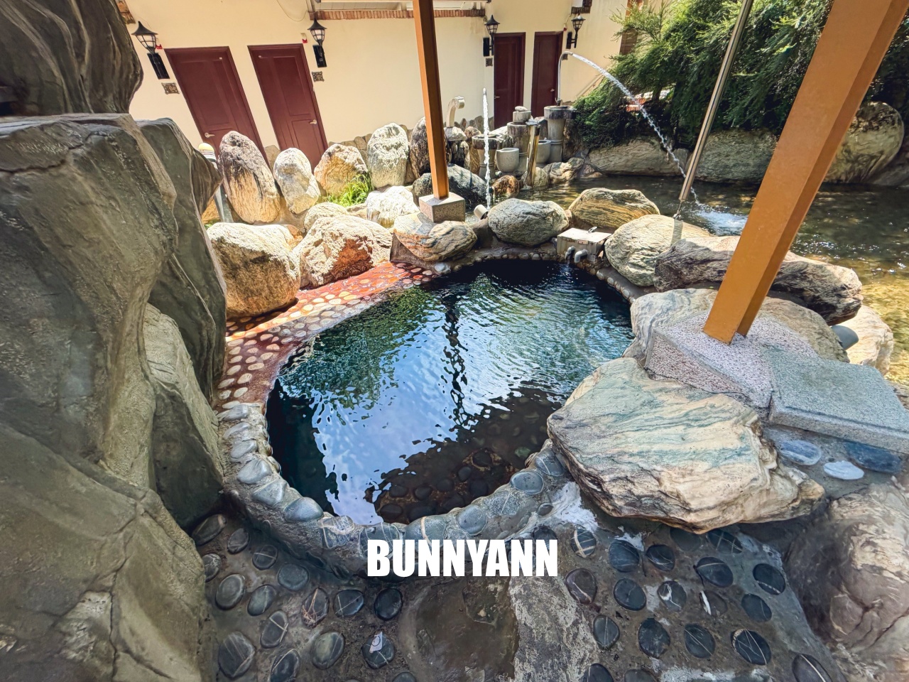 新竹【天然谷溫泉會館】擁有洞窟溫泉與夏天可以來玩的漂漂河