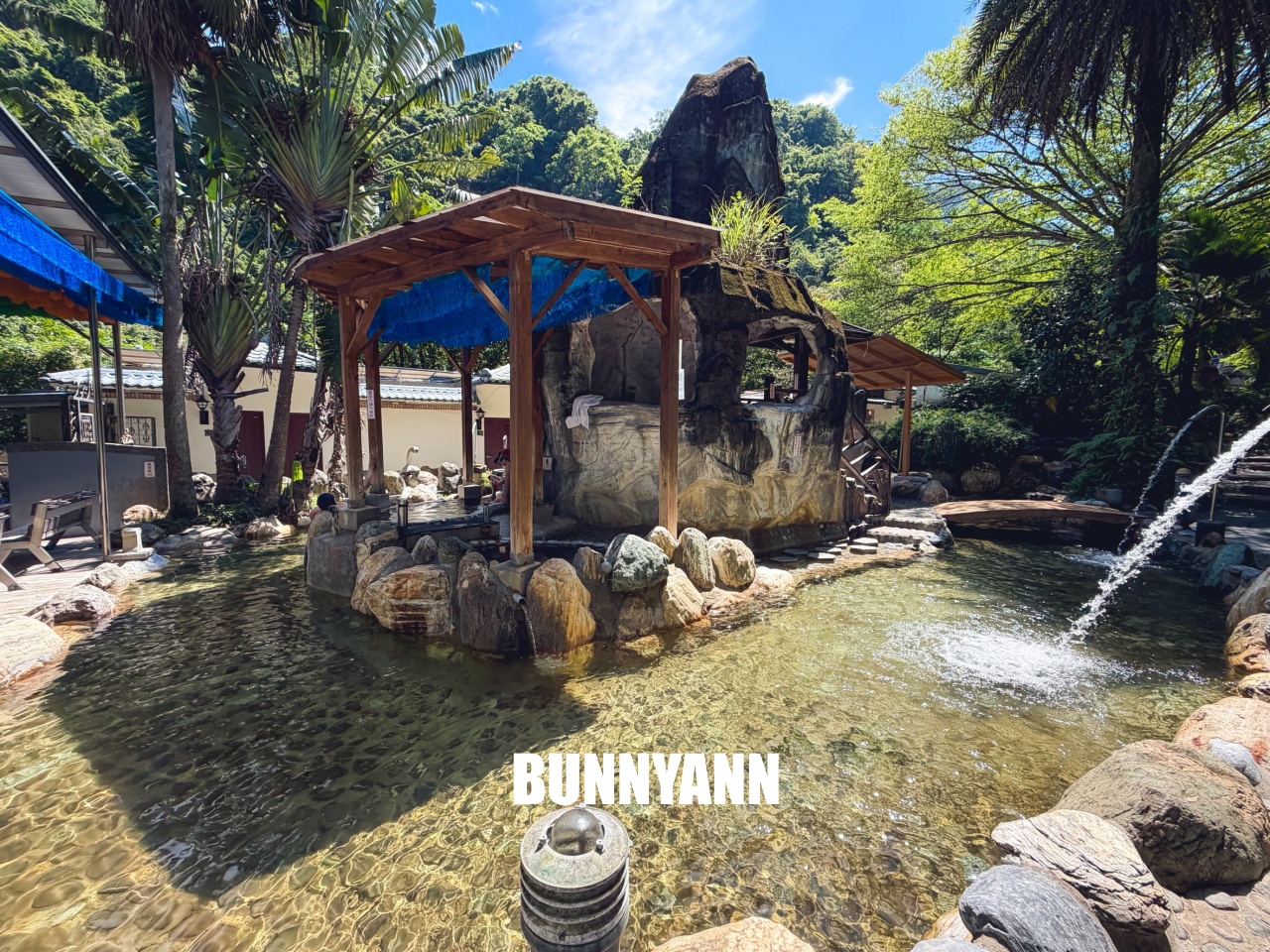 新竹【天然谷溫泉會館】擁有洞窟溫泉與夏天可以來玩的漂漂河