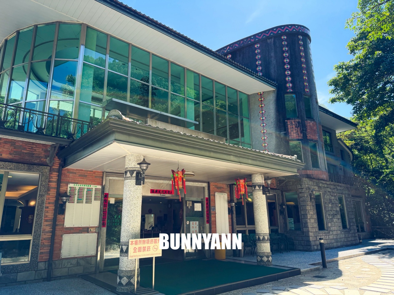 新竹【天然谷溫泉會館】擁有洞窟溫泉與夏天可以來玩的漂漂河