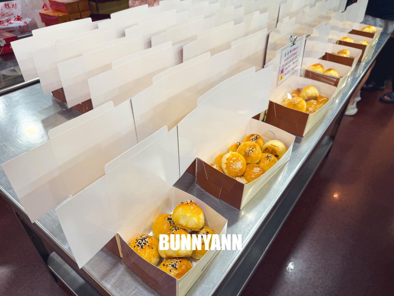 一半的人沒到過，就是鳳梨酥店家，買兩盒就很夠吃，鳳凰酥也是招牌主打