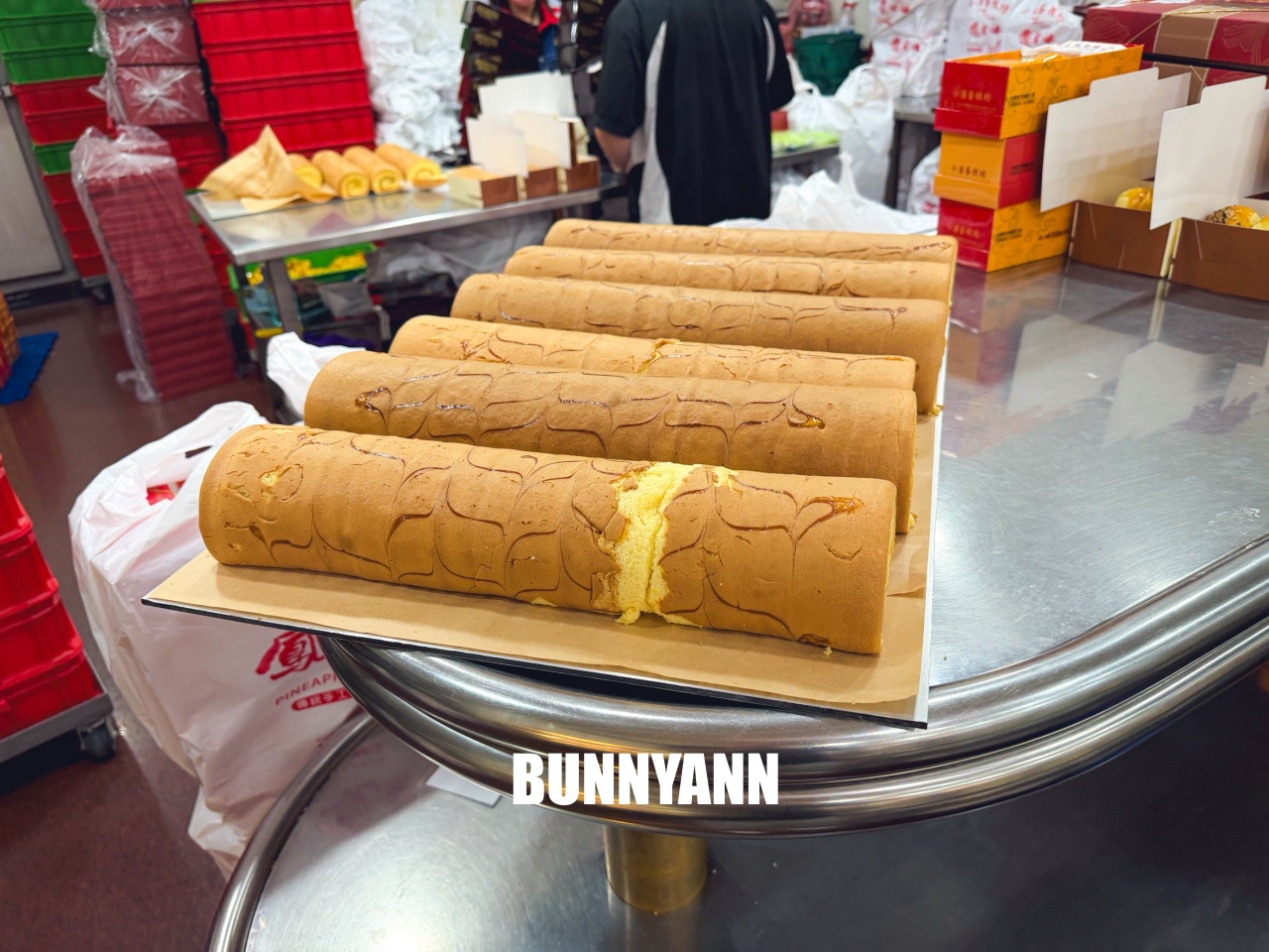 一半的人沒到過，就是鳳梨酥店家，買兩盒就很夠吃，鳳凰酥也是招牌主打