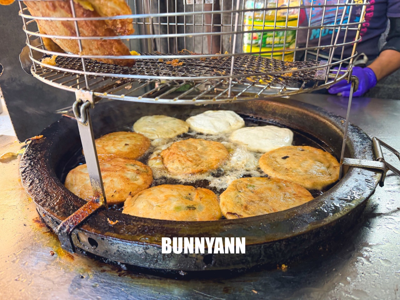 有間蘿蔔絲餅每天排隊，傳承三代又賣很便宜，加蛋金黃酥脆就很好吃