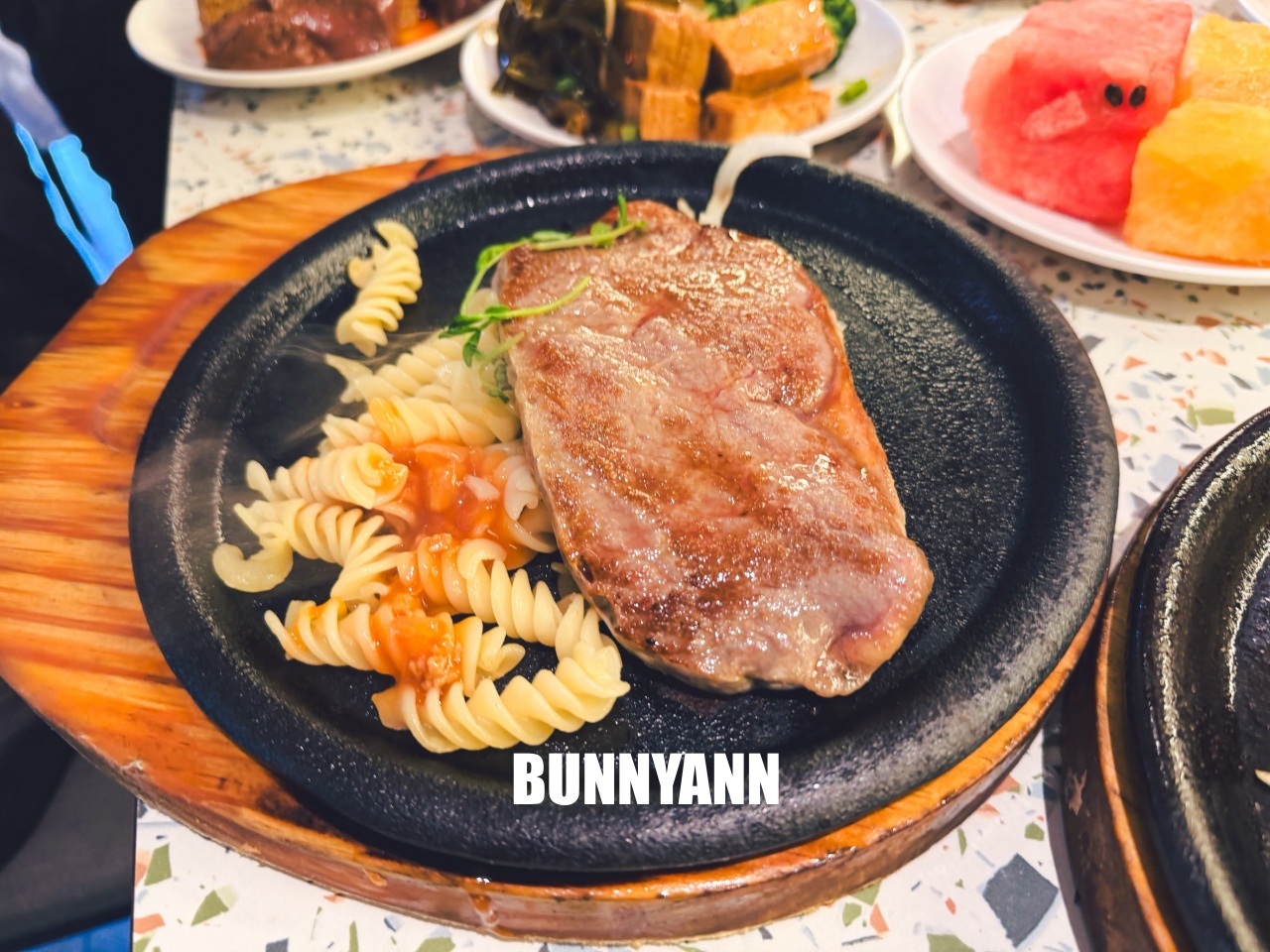 一半人沒吃過！是熱菜吃到飽店家，低消390就能吃超飽，百樣餐點是招牌