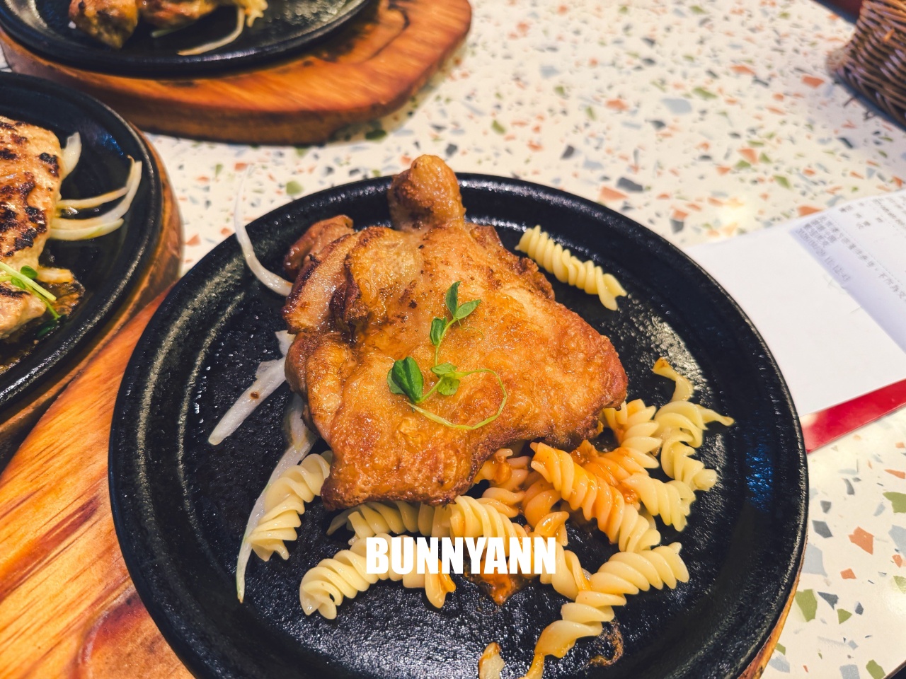 一半人沒吃過！是熱菜吃到飽店家，低消390就能吃超飽，百樣餐點是招牌