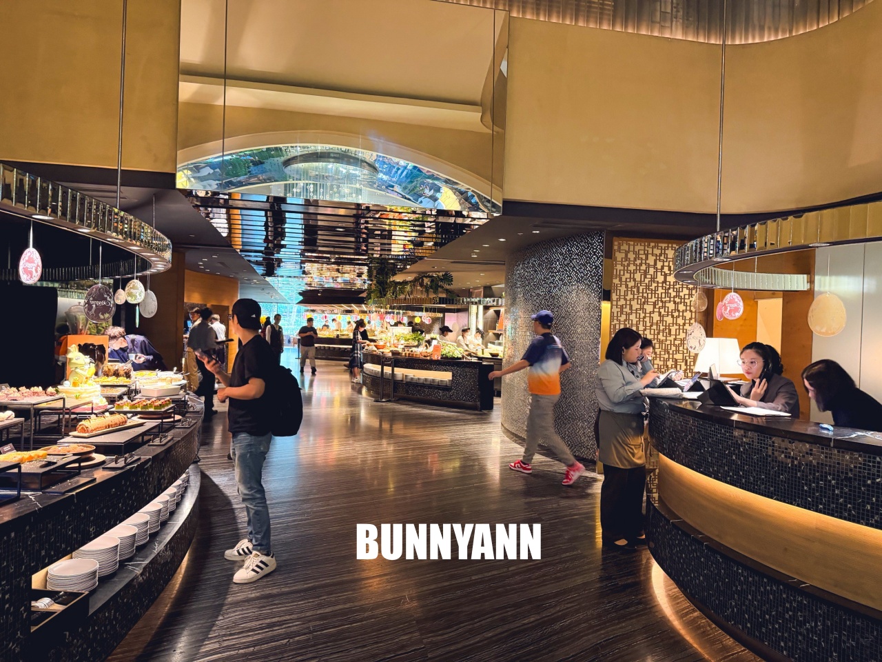 吃過的人不多，是海產自助餐店家，最低消費1180吃超飽，百種餐點是招牌主打