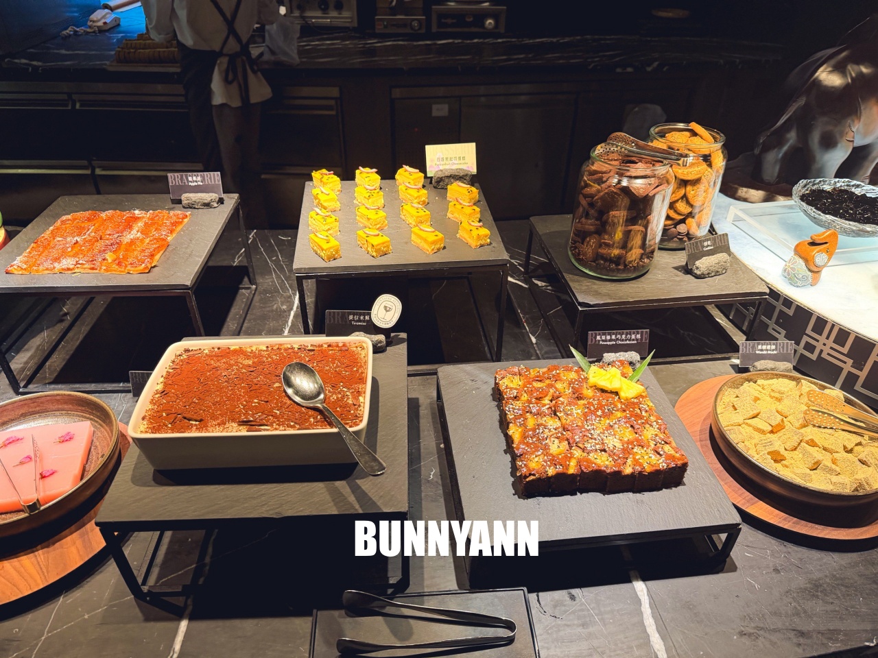 吃過的人不多，是海產自助餐店家，最低消費1180吃超飽，百種餐點是招牌主打