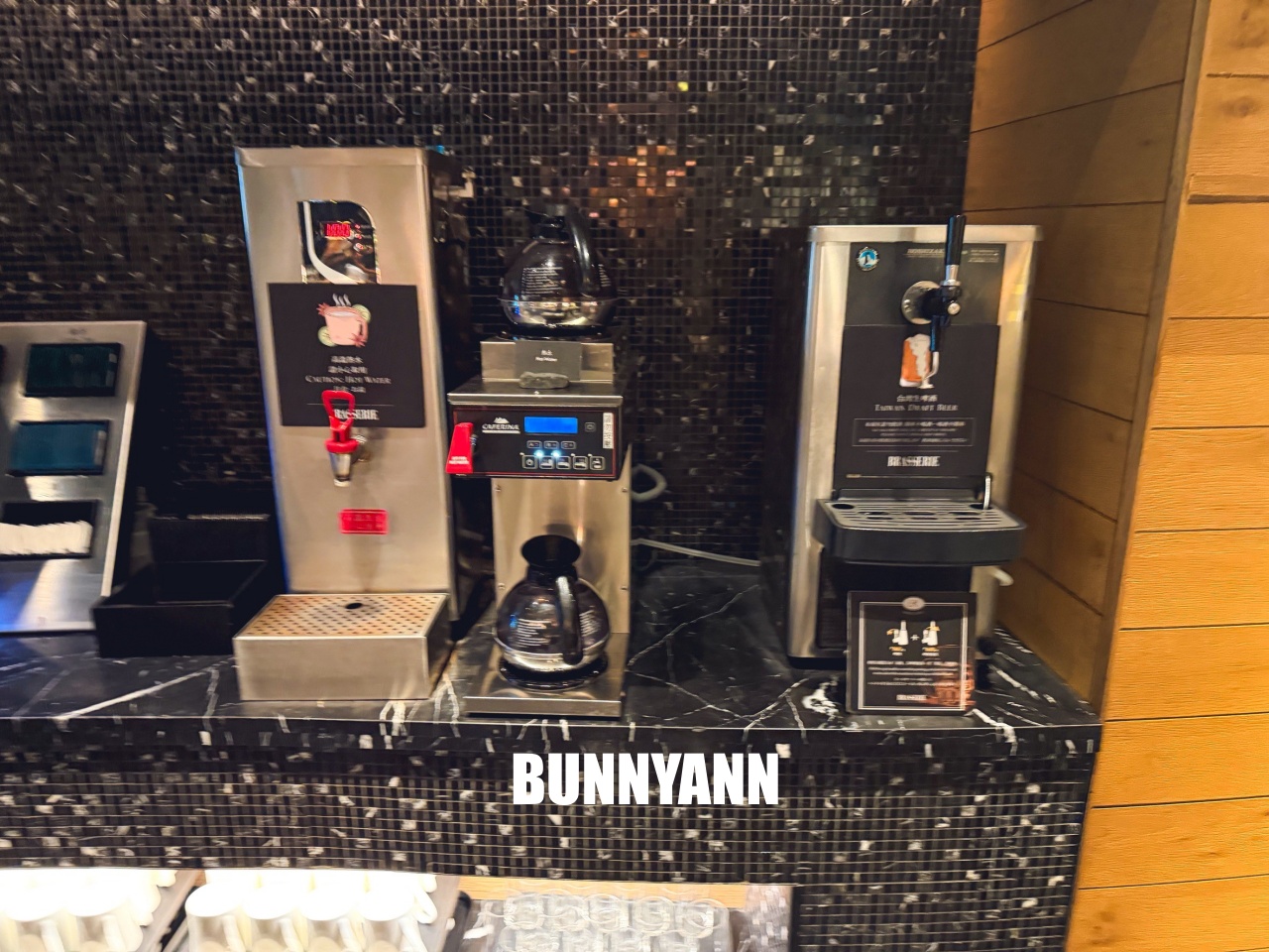 吃過的人不多，是海產自助餐店家，最低消費1180吃超飽，百種餐點是招牌主打