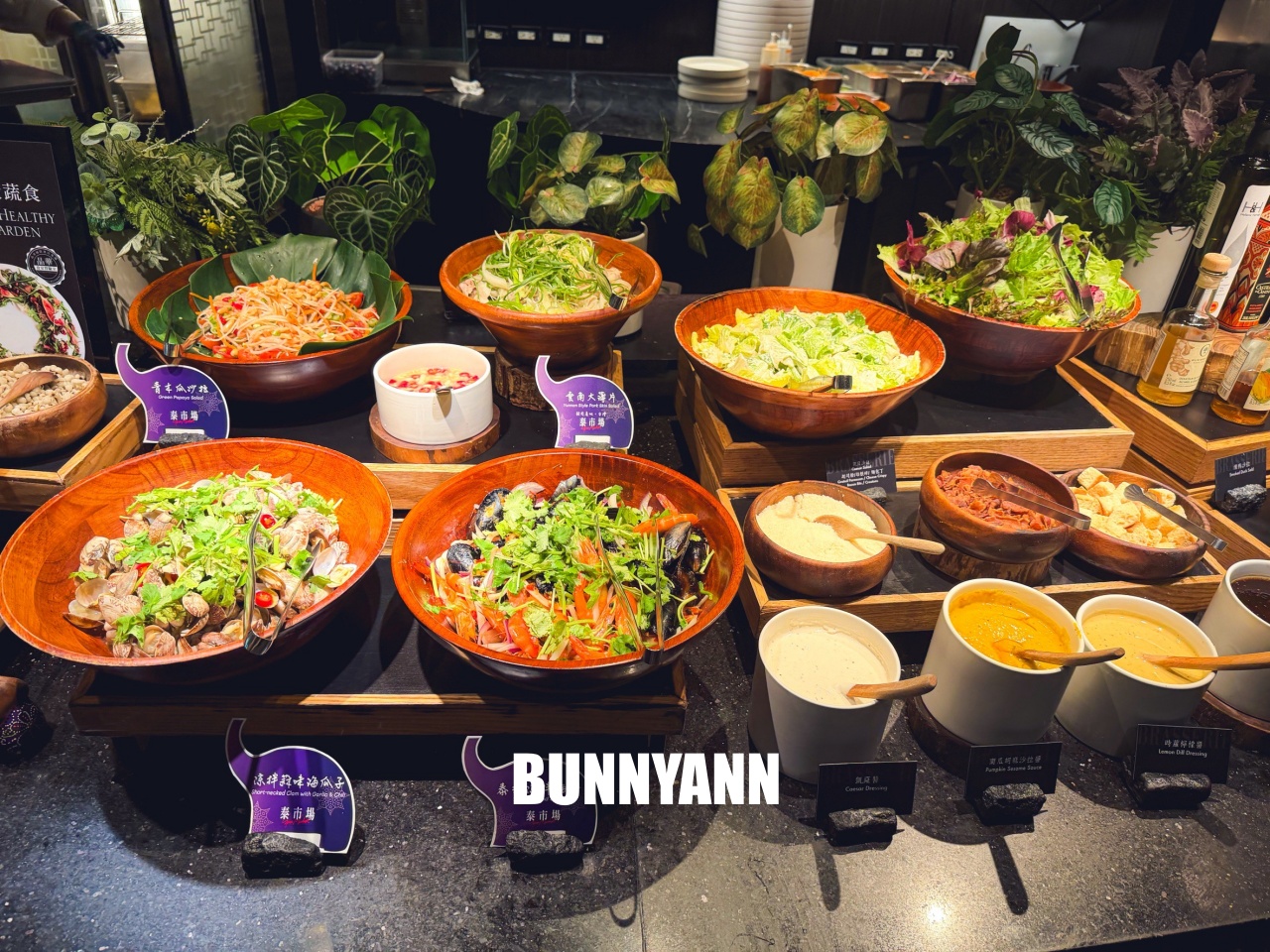 吃過的人不多，是海產自助餐店家，最低消費1180吃超飽，百種餐點是招牌主打