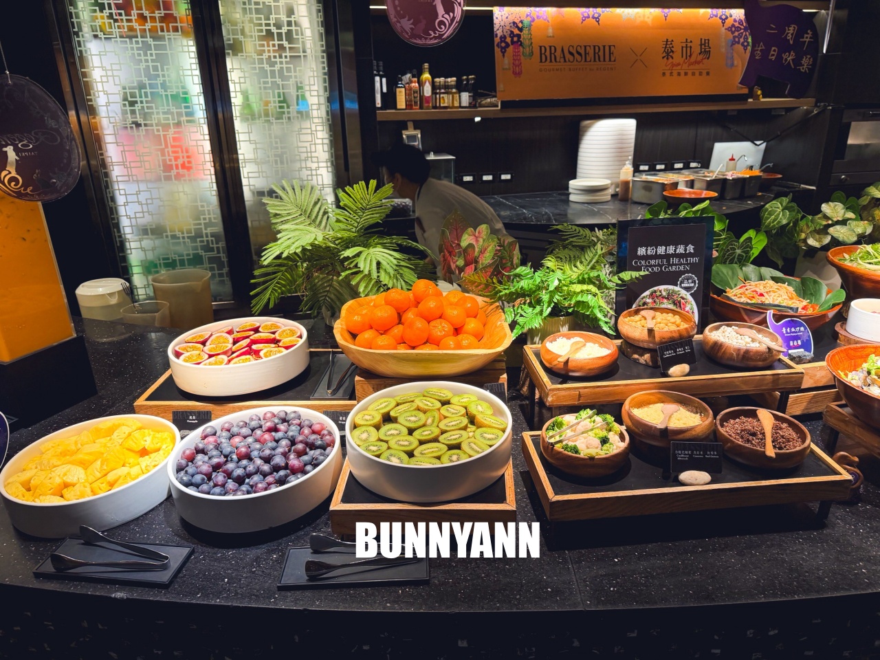 吃過的人不多，是海產自助餐店家，最低消費1180吃超飽，百種餐點是招牌主打