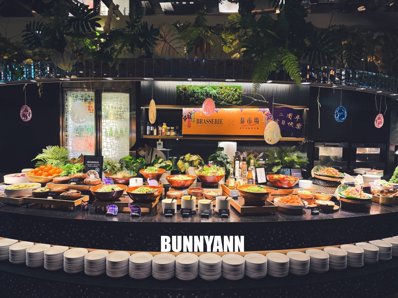 吃過的人不多，是海產自助餐店家，最低消費1180吃超飽，百種餐點是招牌主打