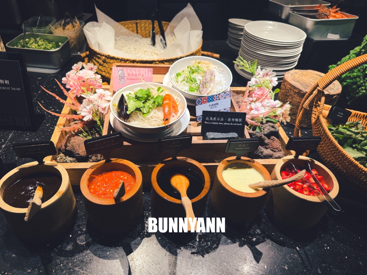 吃過的人不多，是海產自助餐店家，最低消費1180吃超飽，百種餐點是招牌主打