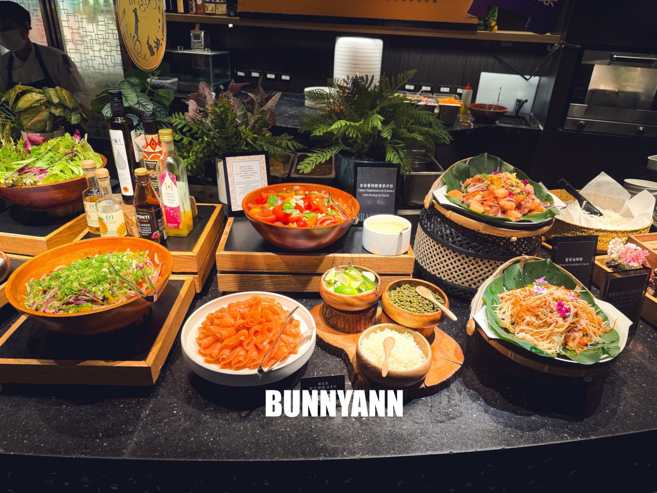 吃過的人不多，是海產自助餐店家，最低消費1180吃超飽，百種餐點是招牌主打