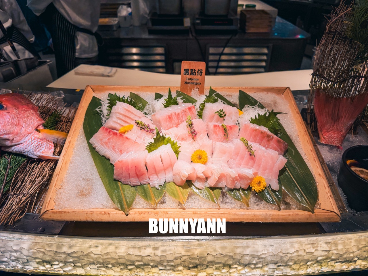 吃過的人不多，是海產自助餐店家，最低消費1180吃超飽，百種餐點是招牌主打