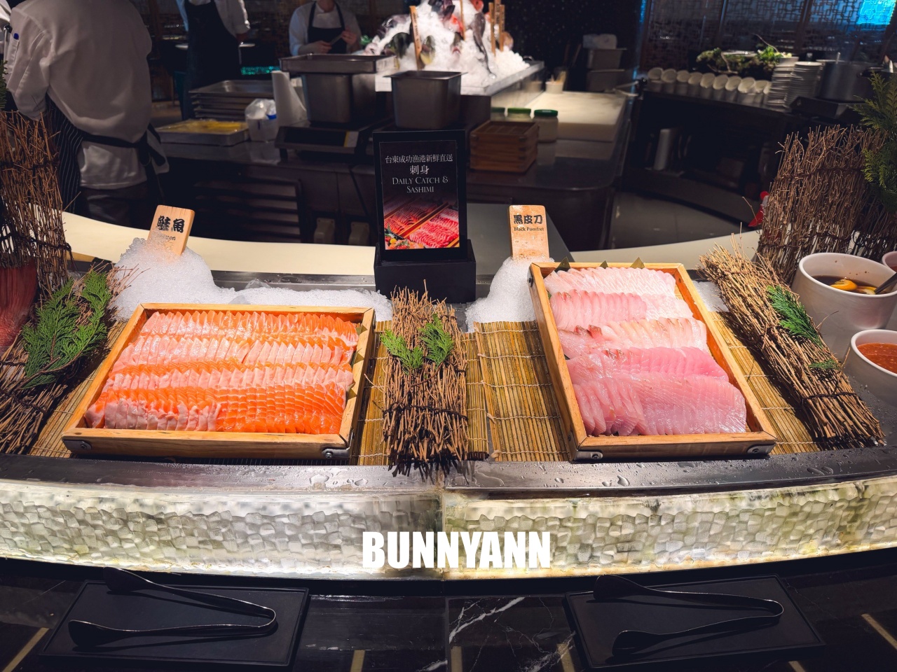 吃過的人不多，是海產自助餐店家，最低消費1180吃超飽，百種餐點是招牌主打