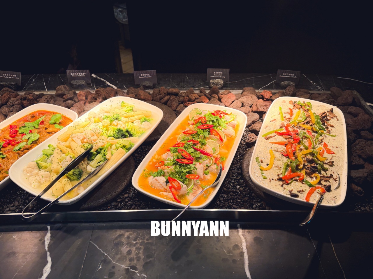 吃過的人不多，是海產自助餐店家，最低消費1180吃超飽，百種餐點是招牌主打