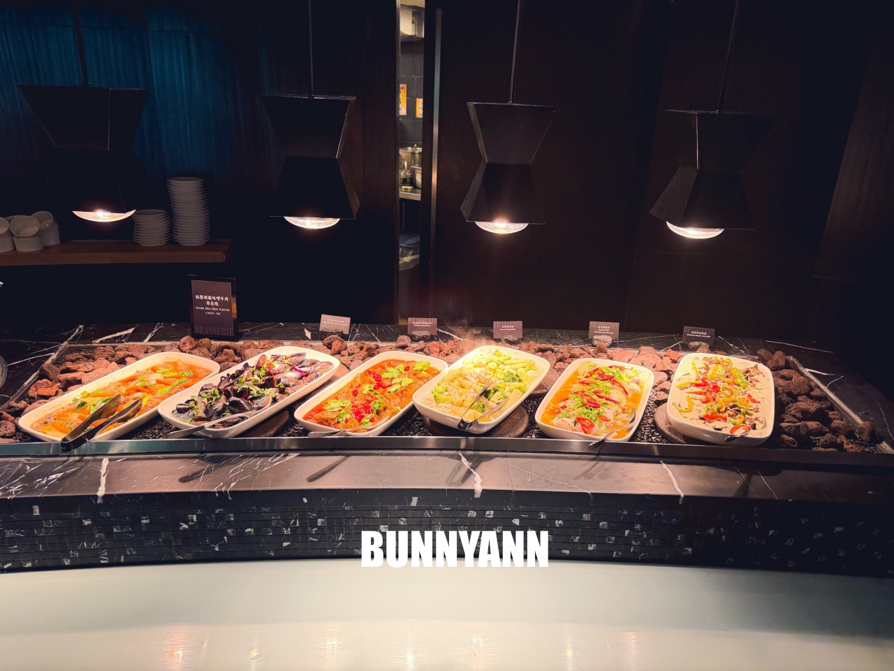 吃過的人不多，是海產自助餐店家，最低消費1180吃超飽，百種餐點是招牌主打