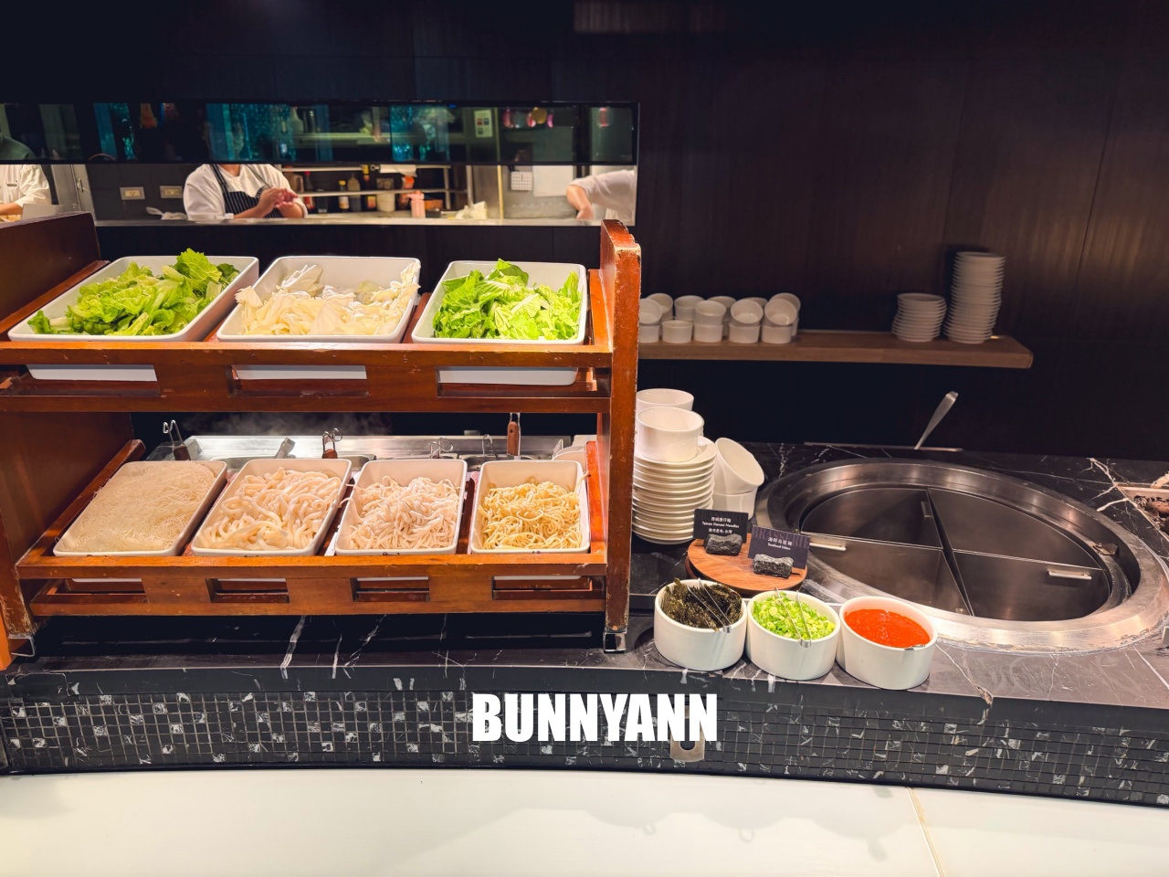 吃過的人不多，是海產自助餐店家，最低消費1180吃超飽，百種餐點是招牌主打