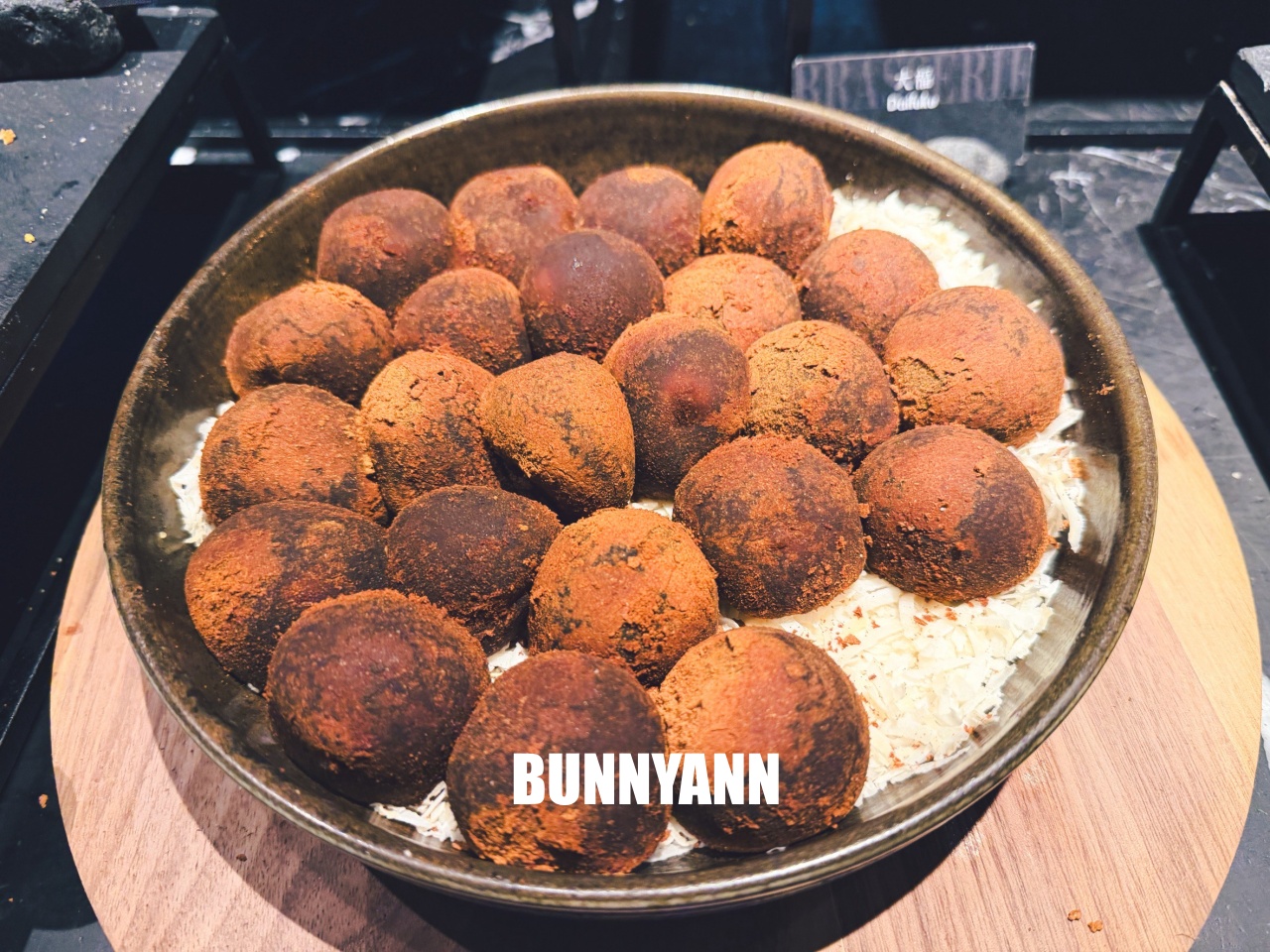 吃過的人不多，是海產自助餐店家，最低消費1180吃超飽，百種餐點是招牌主打