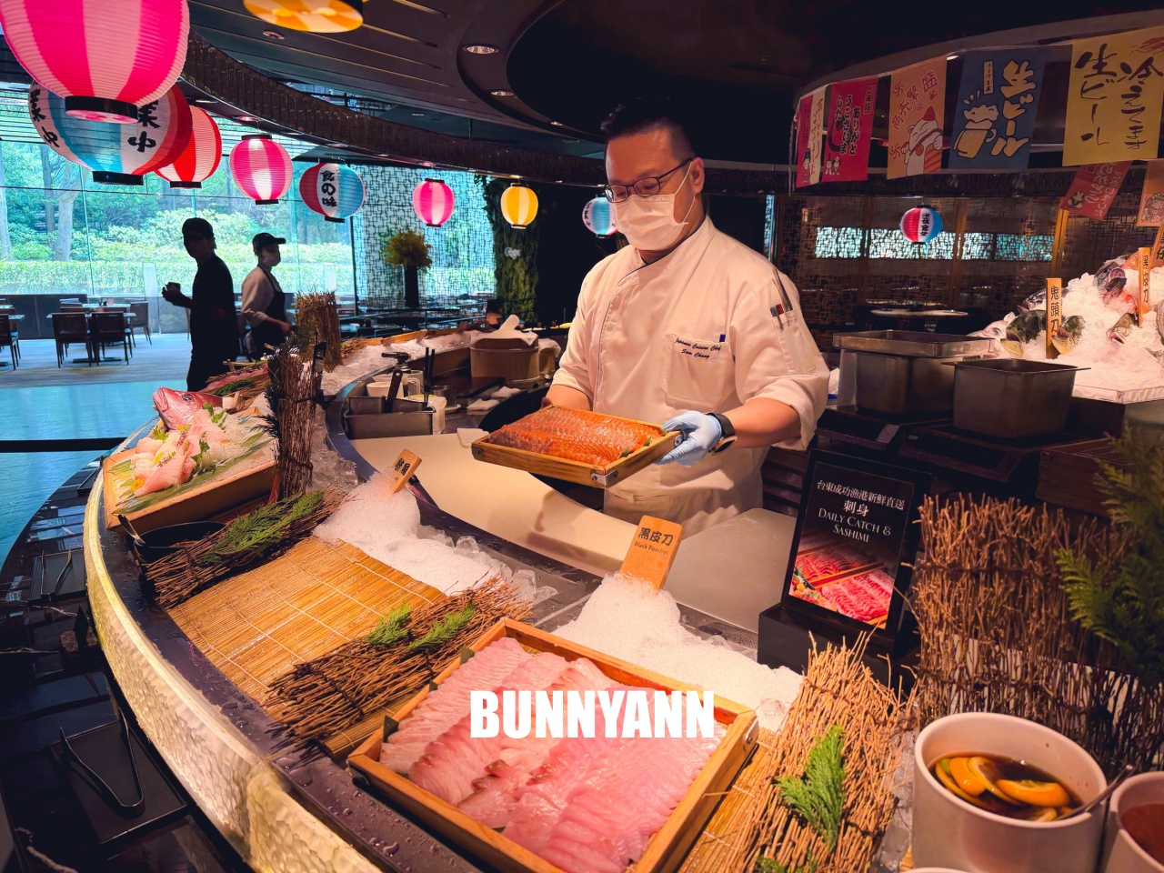 吃過的人不多，是海產自助餐店家，最低消費1180吃超飽，百種餐點是招牌主打