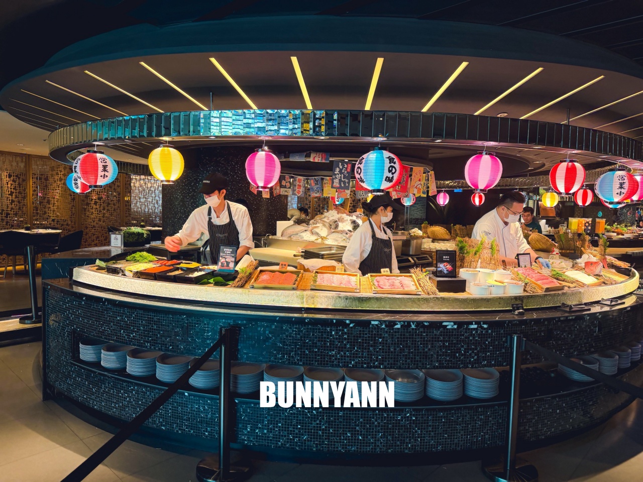 吃過的人不多，是海產自助餐店家，最低消費1180吃超飽，百種餐點是招牌主打