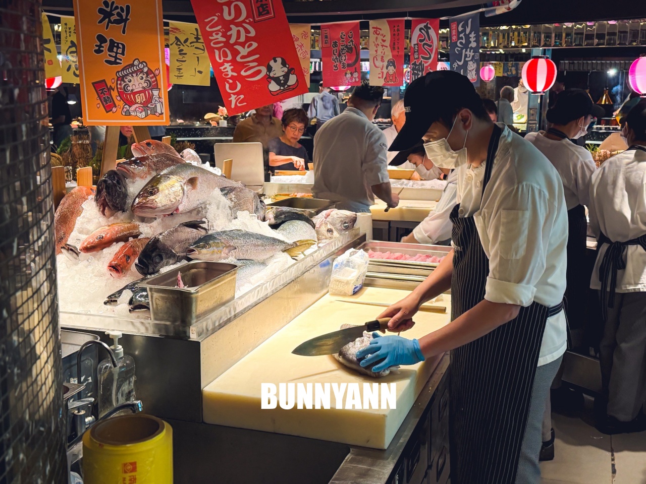 吃過的人不多，是海產自助餐店家，最低消費1180吃超飽，百種餐點是招牌主打