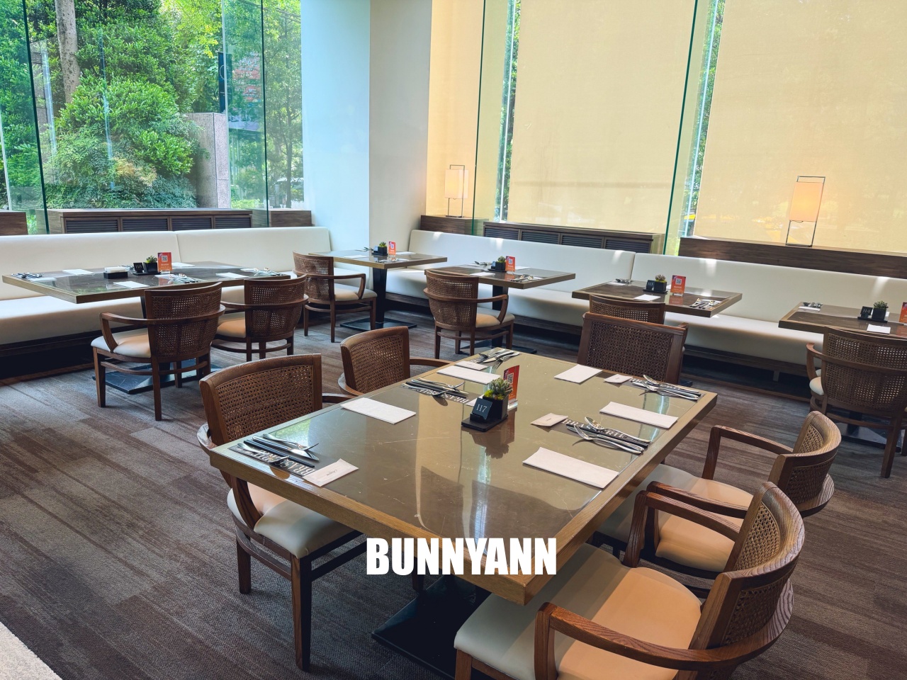 吃過的人不多，是海產自助餐店家，最低消費1180吃超飽，百種餐點是招牌主打