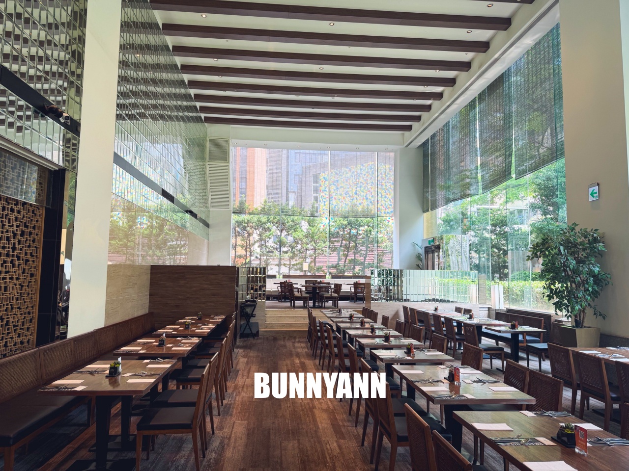 吃過的人不多，是海產自助餐店家，最低消費1180吃超飽，百種餐點是招牌主打