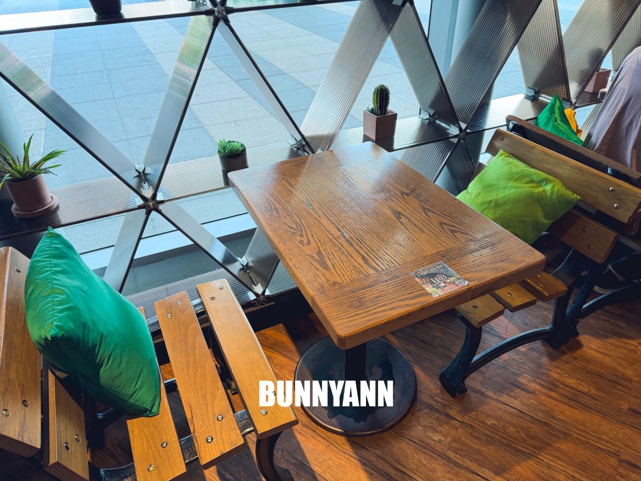 來過的人不多，是叢林咖啡店家，低消一杯飲料能待半天，波士頓派也是招牌主打