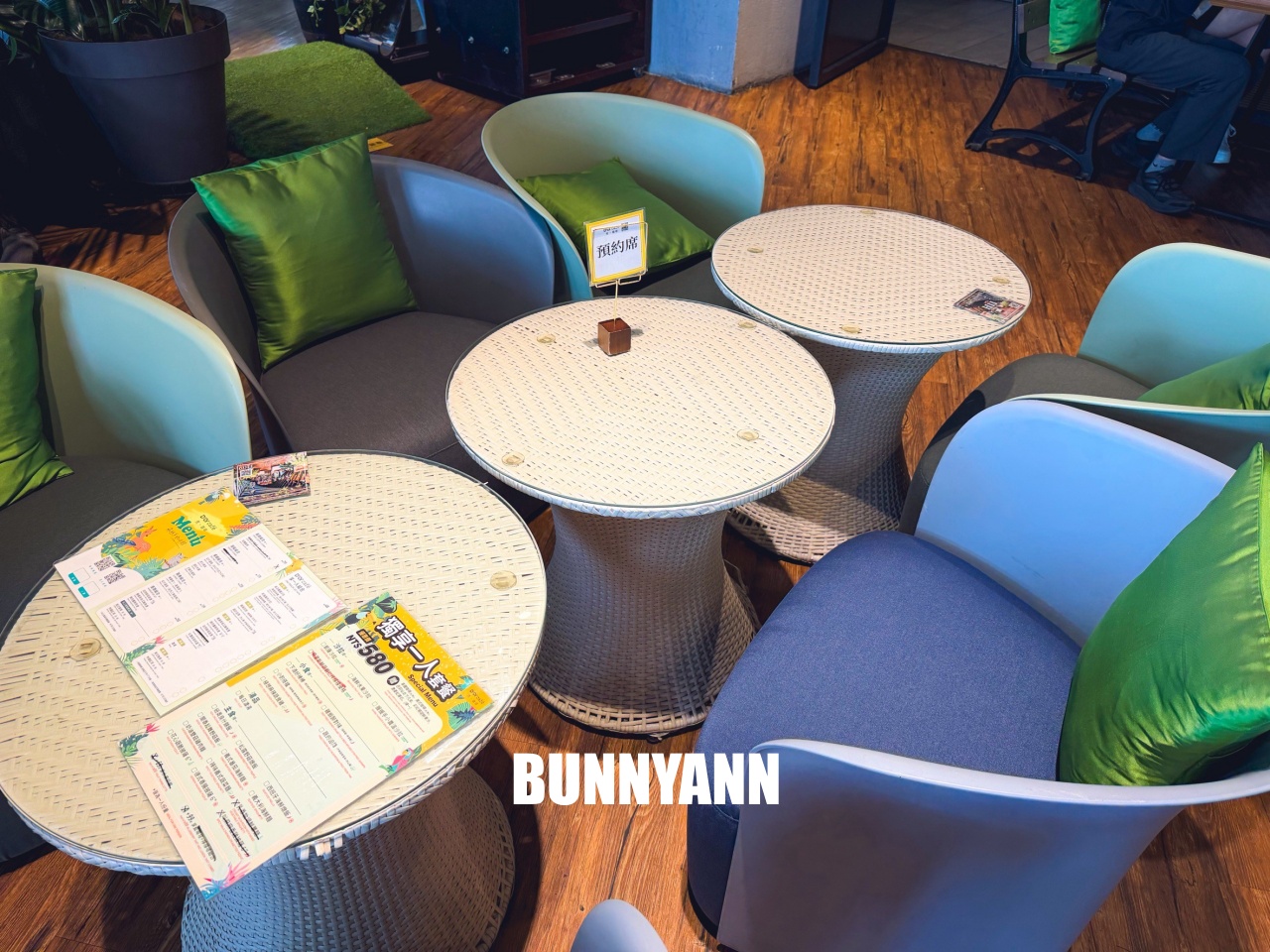 來過的人不多，是叢林咖啡店家，低消一杯飲料能待半天，波士頓派也是招牌主打