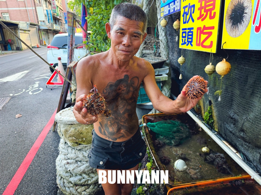 原本漁港走走，結果是現撈海膽店家，點一顆超級鮮，河豚體驗也好玩