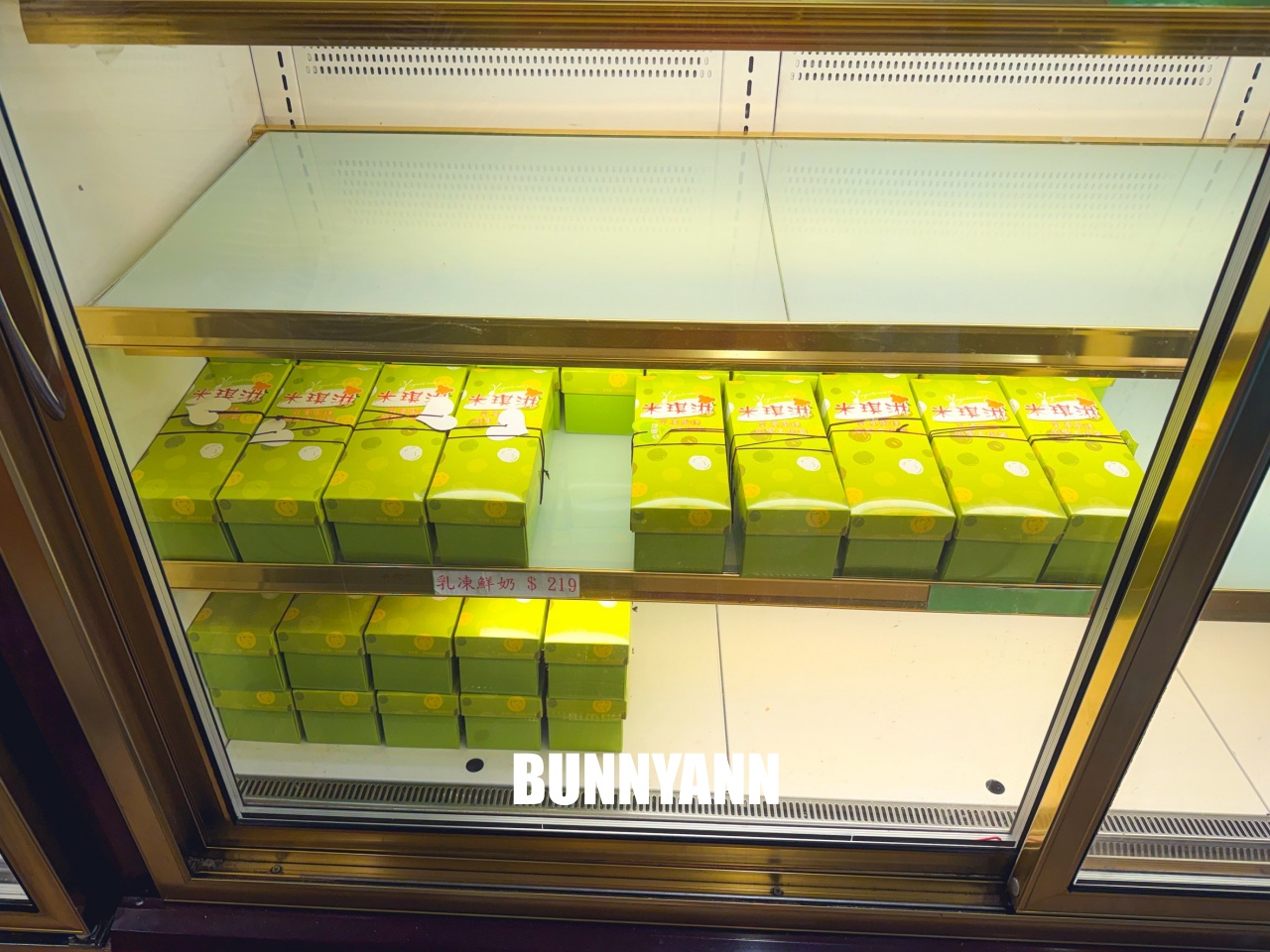 沒人帶根本不會發現，就是乳凍蛋糕店家，買兩條就很夠吃，大泡芙也是招牌主打