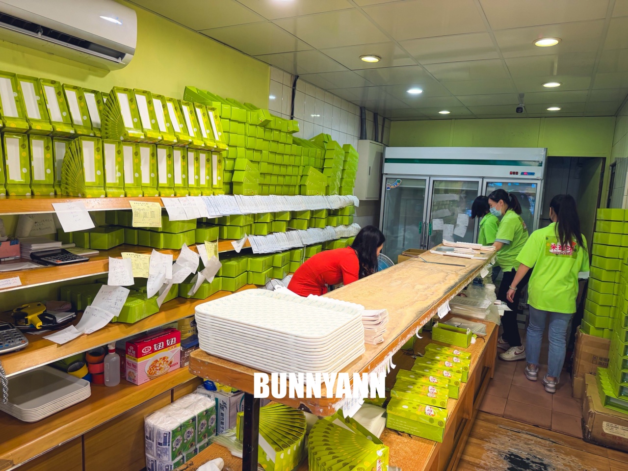 沒人帶根本不會發現，就是乳凍蛋糕店家，買兩條就很夠吃，大泡芙也是招牌主打