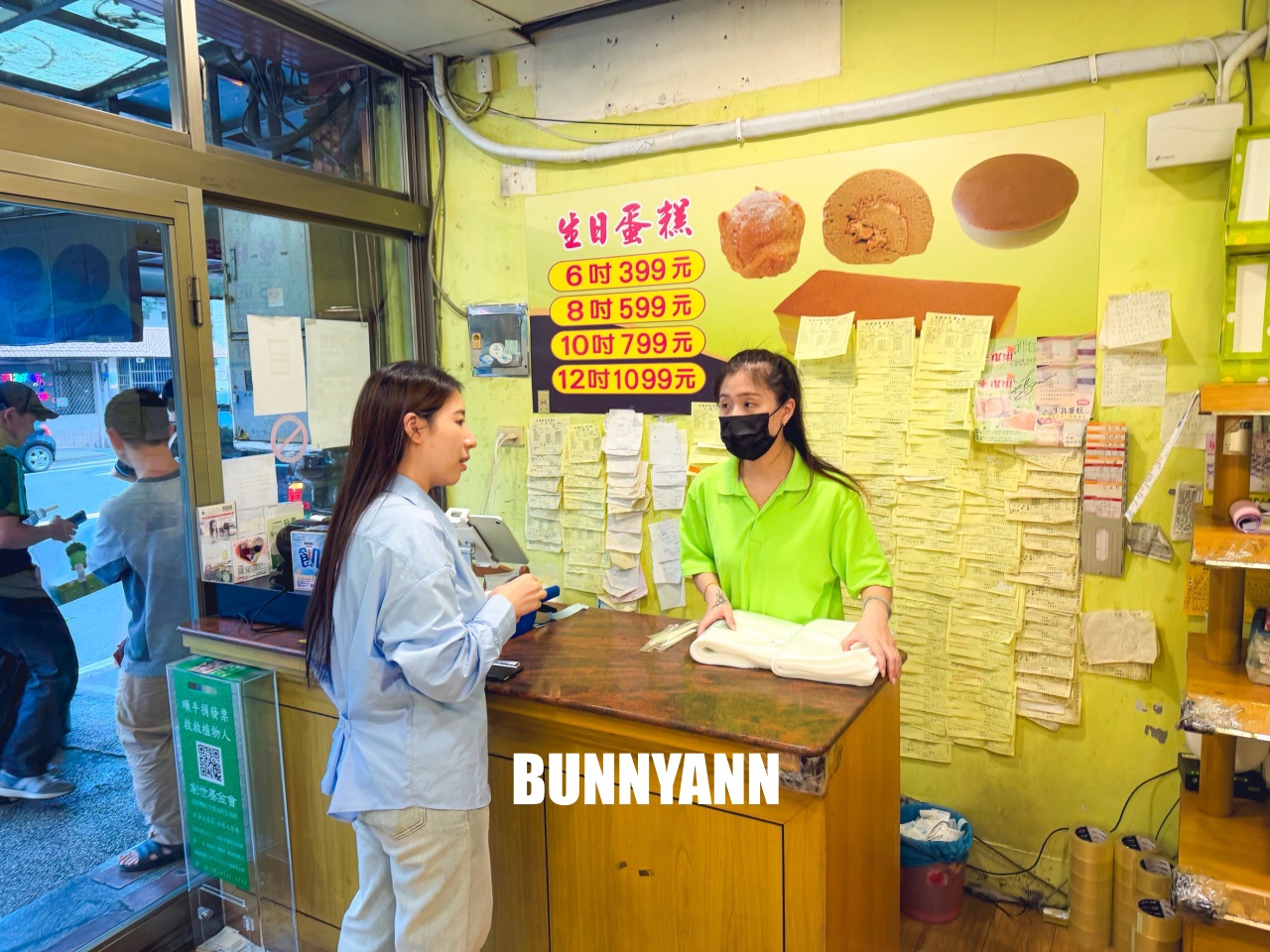 沒人帶根本不會發現，就是乳凍蛋糕店家，買兩條就很夠吃，大泡芙也是招牌主打