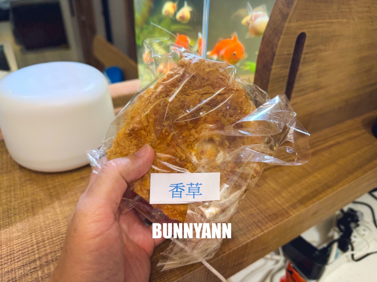 沒人帶根本不會發現，就是乳凍蛋糕店家，買兩條就很夠吃，大泡芙也是招牌主打