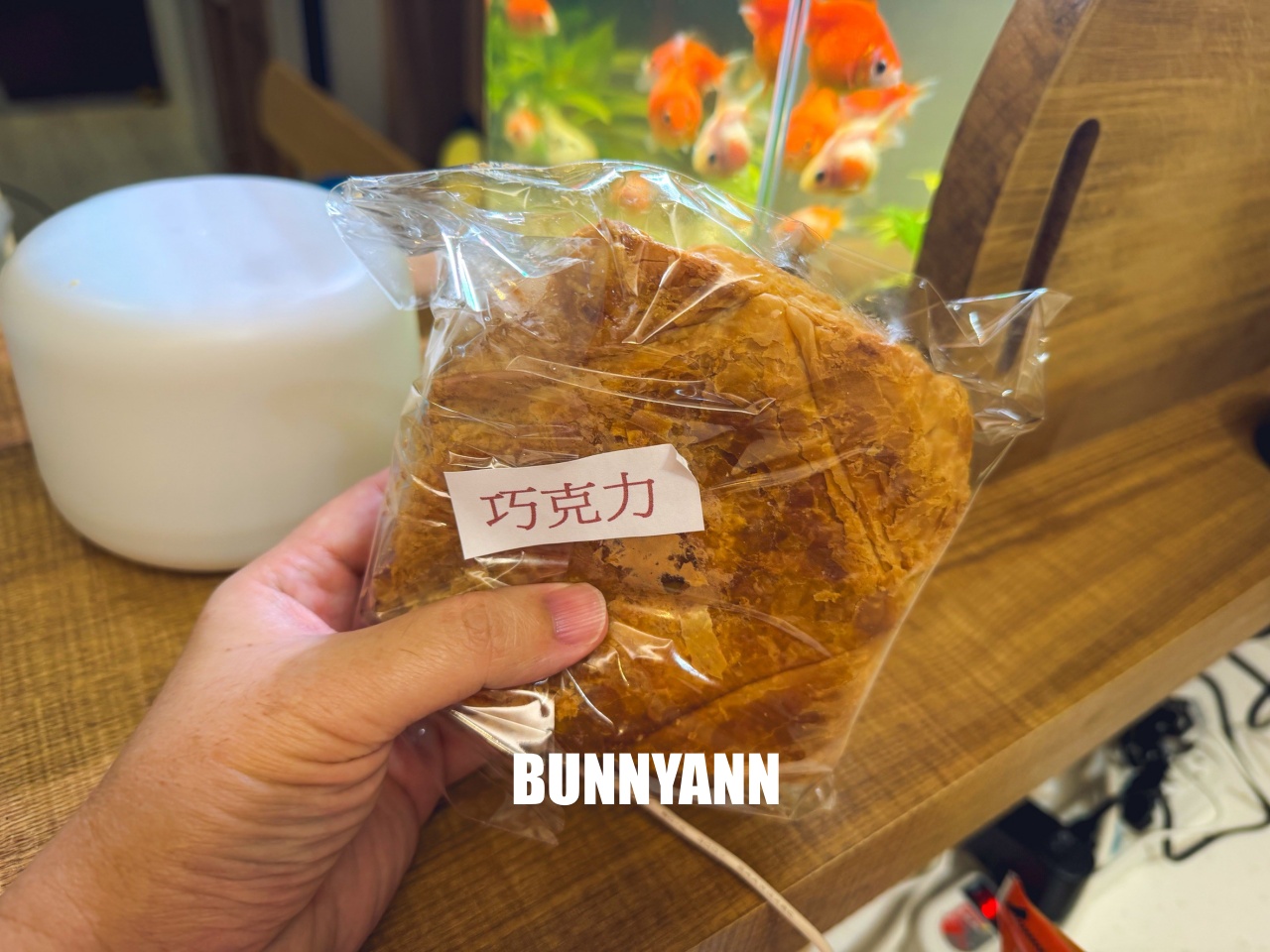 沒人帶根本不會發現，就是乳凍蛋糕店家，買兩條就很夠吃，大泡芙也是招牌主打