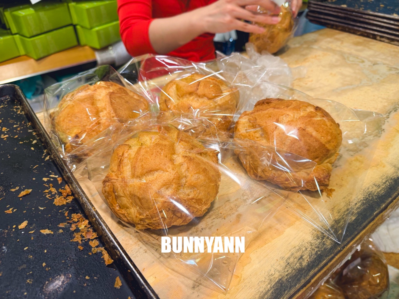 沒人帶根本不會發現，就是乳凍蛋糕店家，買兩條就很夠吃，大泡芙也是招牌主打