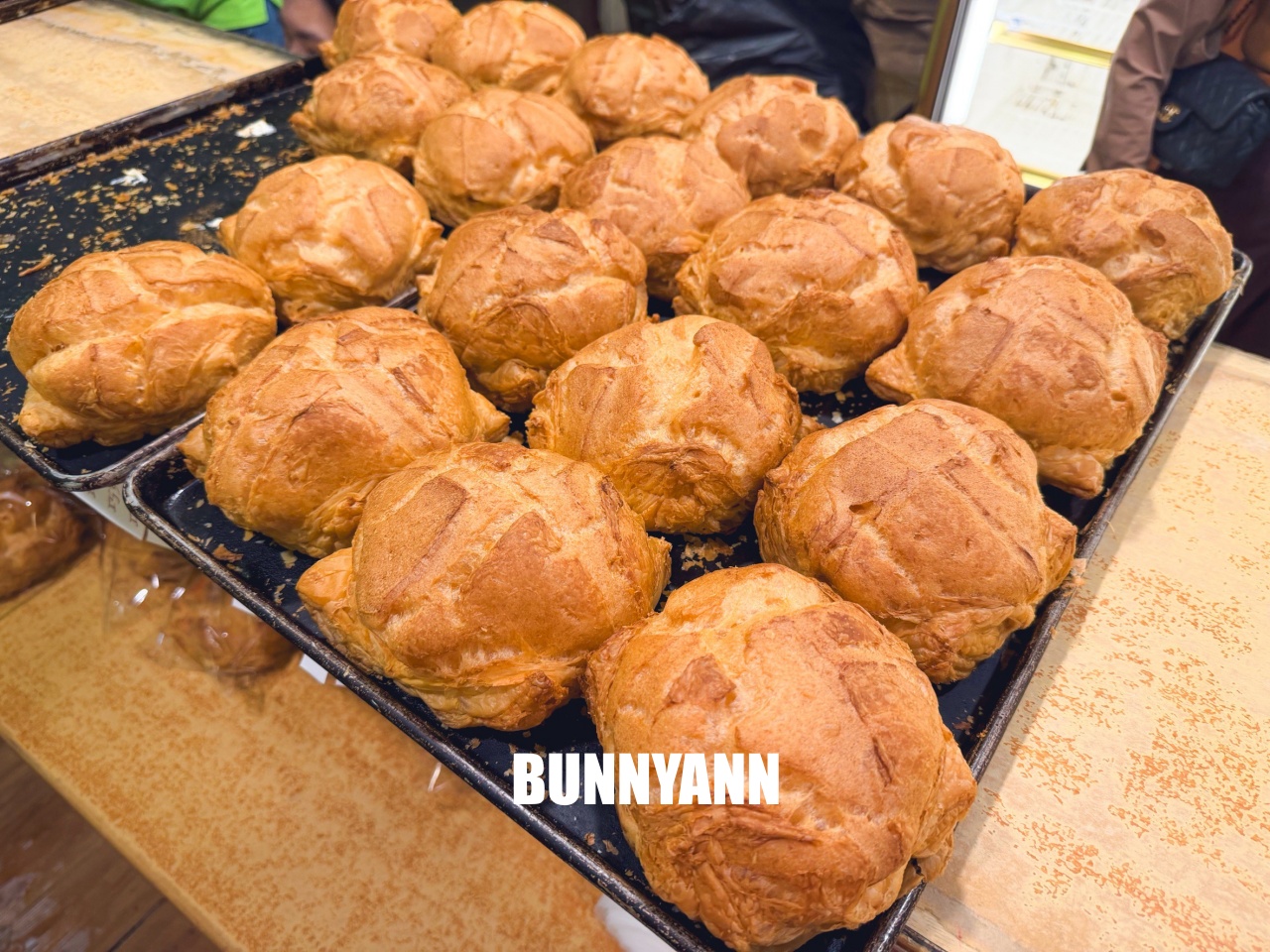 沒人帶根本不會發現，就是乳凍蛋糕店家，買兩條就很夠吃，大泡芙也是招牌主打