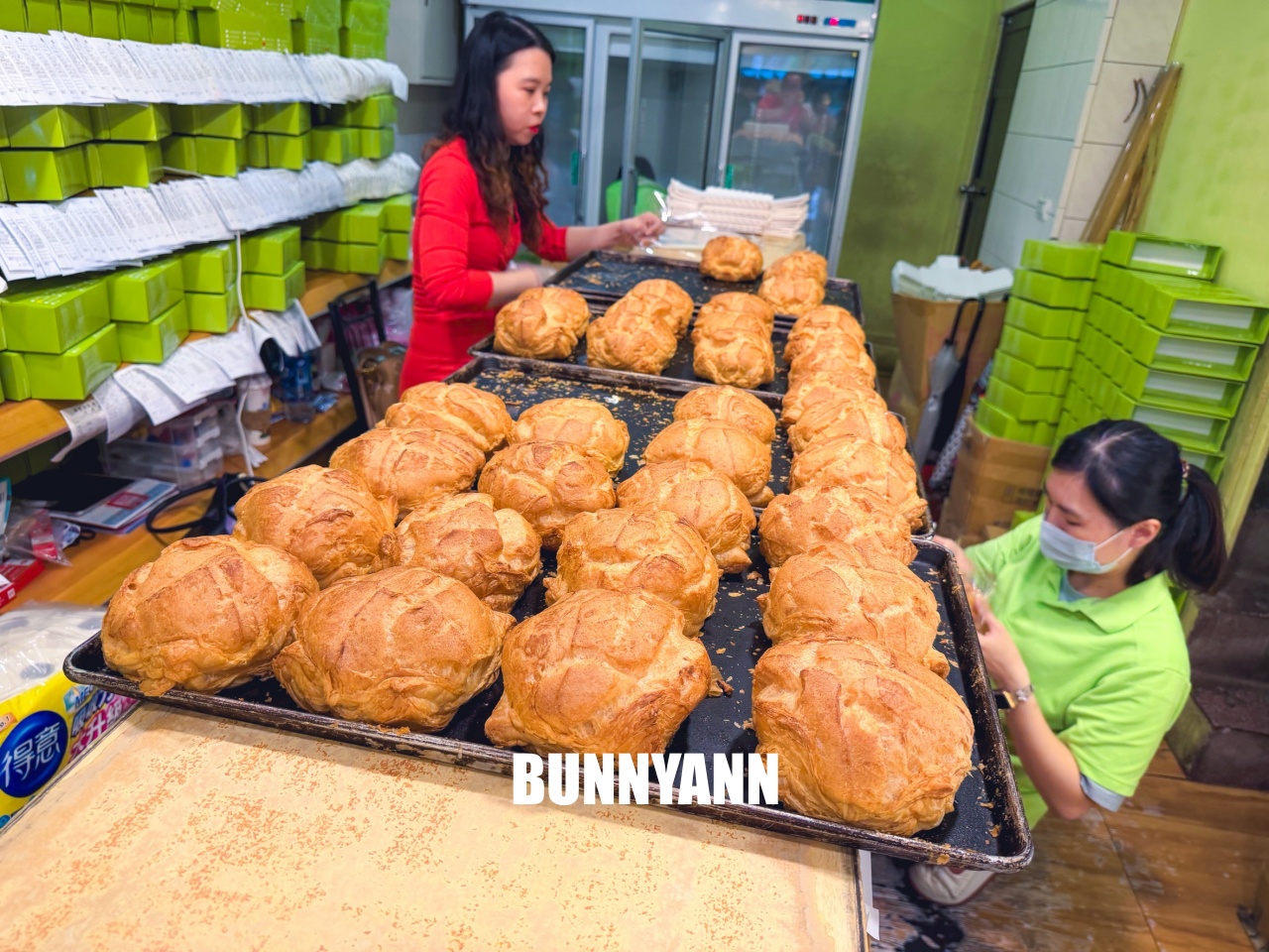 沒人帶根本不會發現，就是乳凍蛋糕店家，買兩條就很夠吃，大泡芙也是招牌主打