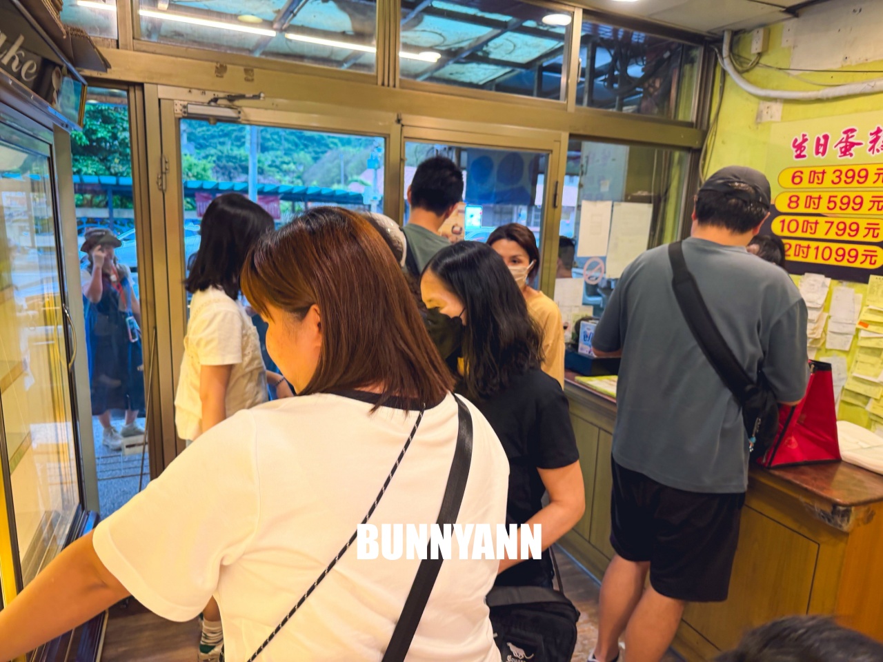 沒人帶根本不會發現，就是乳凍蛋糕店家，買兩條就很夠吃，大泡芙也是招牌主打