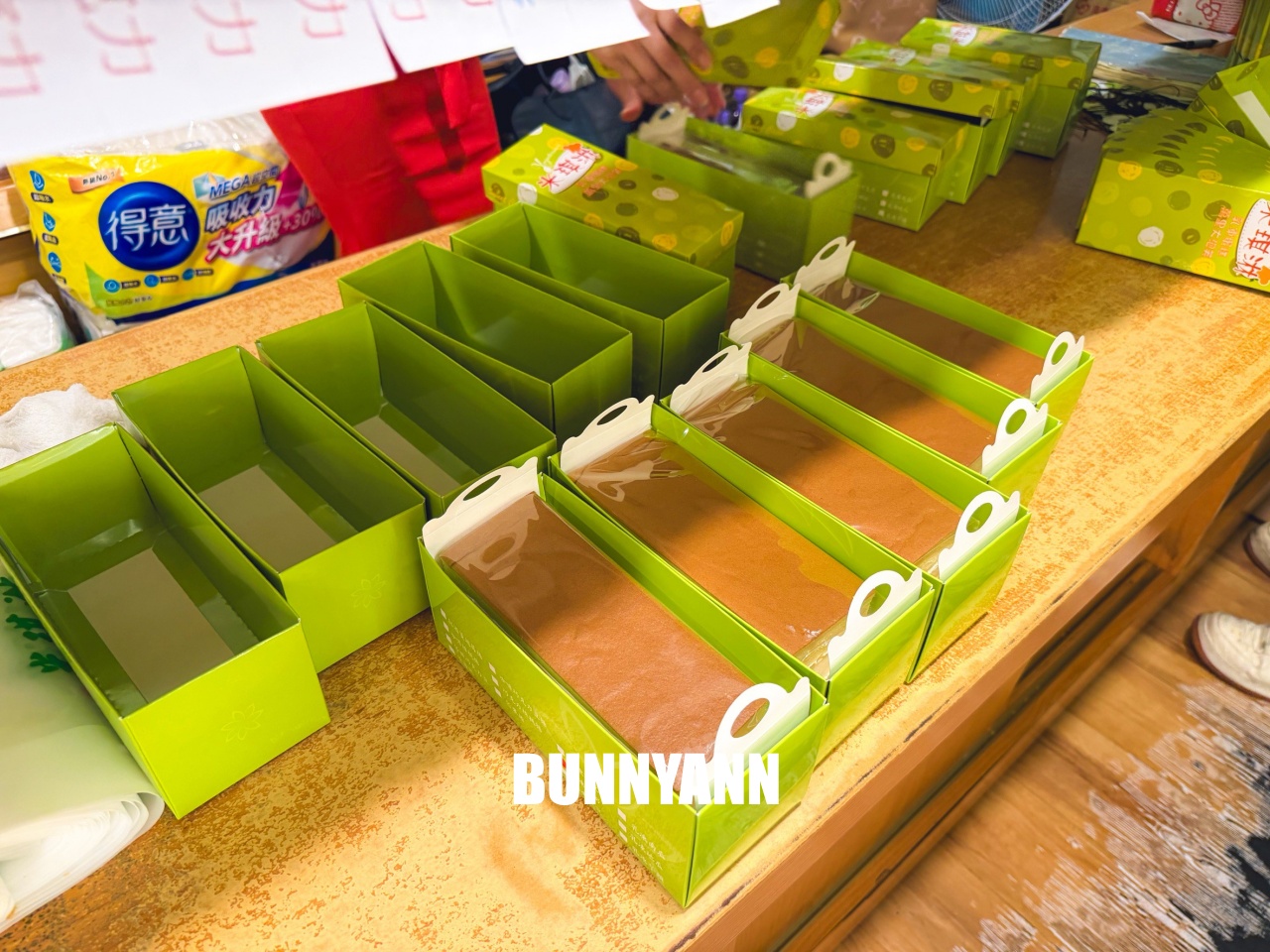 沒人帶根本不會發現，就是乳凍蛋糕店家，買兩條就很夠吃，大泡芙也是招牌主打