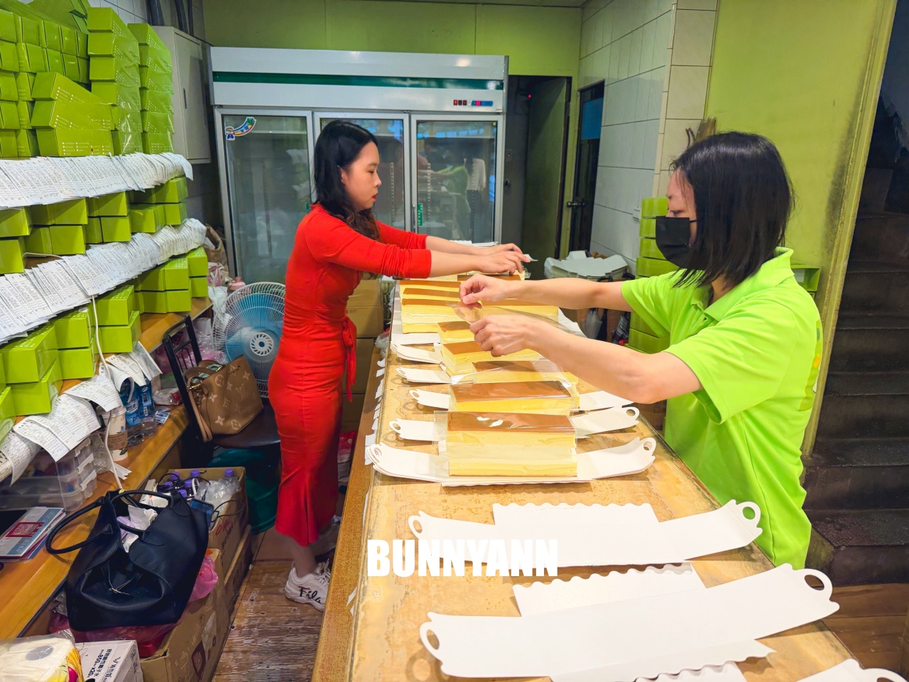 沒人帶根本不會發現，就是乳凍蛋糕店家，買兩條就很夠吃，大泡芙也是招牌主打