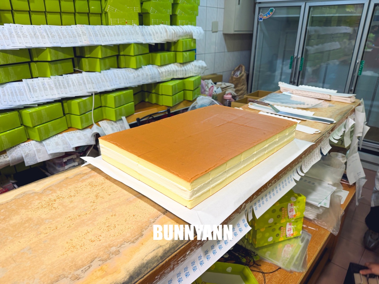 沒人帶根本不會發現，就是乳凍蛋糕店家，買兩條就很夠吃，大泡芙也是招牌主打