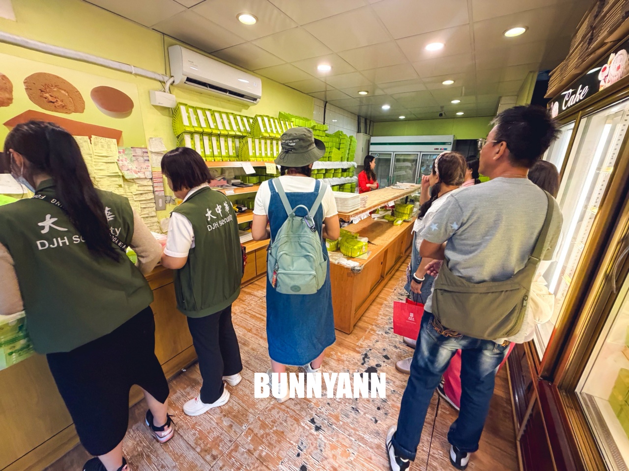 沒人帶根本不會發現，就是乳凍蛋糕店家，買兩條就很夠吃，大泡芙也是招牌主打