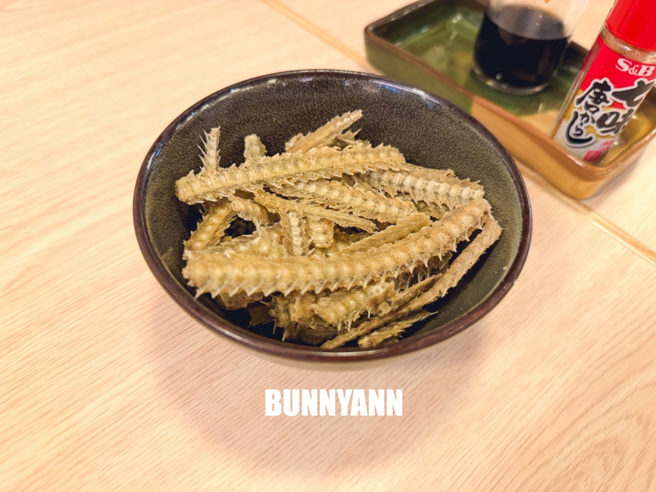 重開業還一半人沒來吃，是烤鰻魚飯店家，點個一份就夠吃，醬烤鰻魚是招牌主打