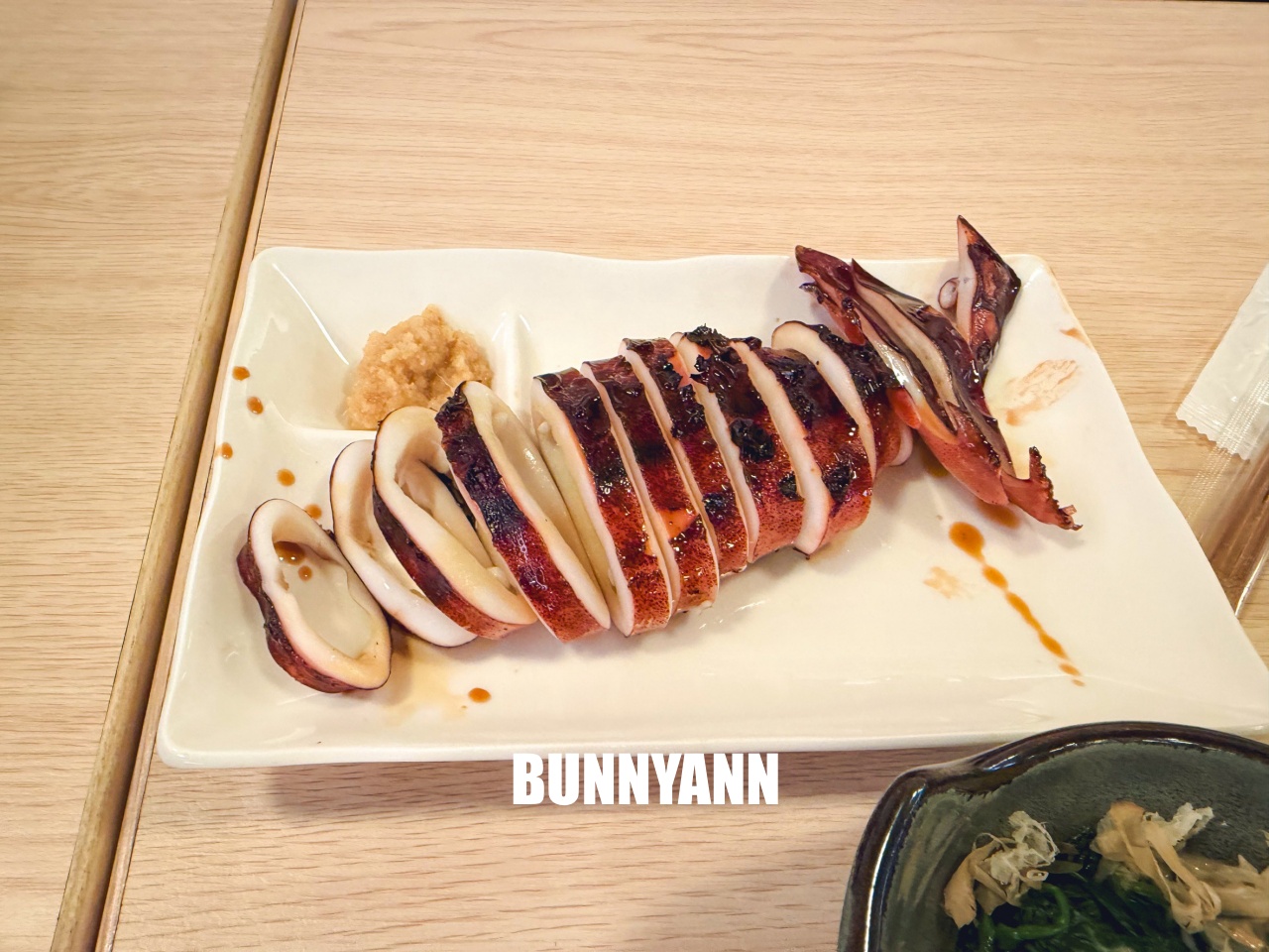 重開業還一半人沒來吃，是烤鰻魚飯店家，點個一份就夠吃，醬烤鰻魚是招牌主打