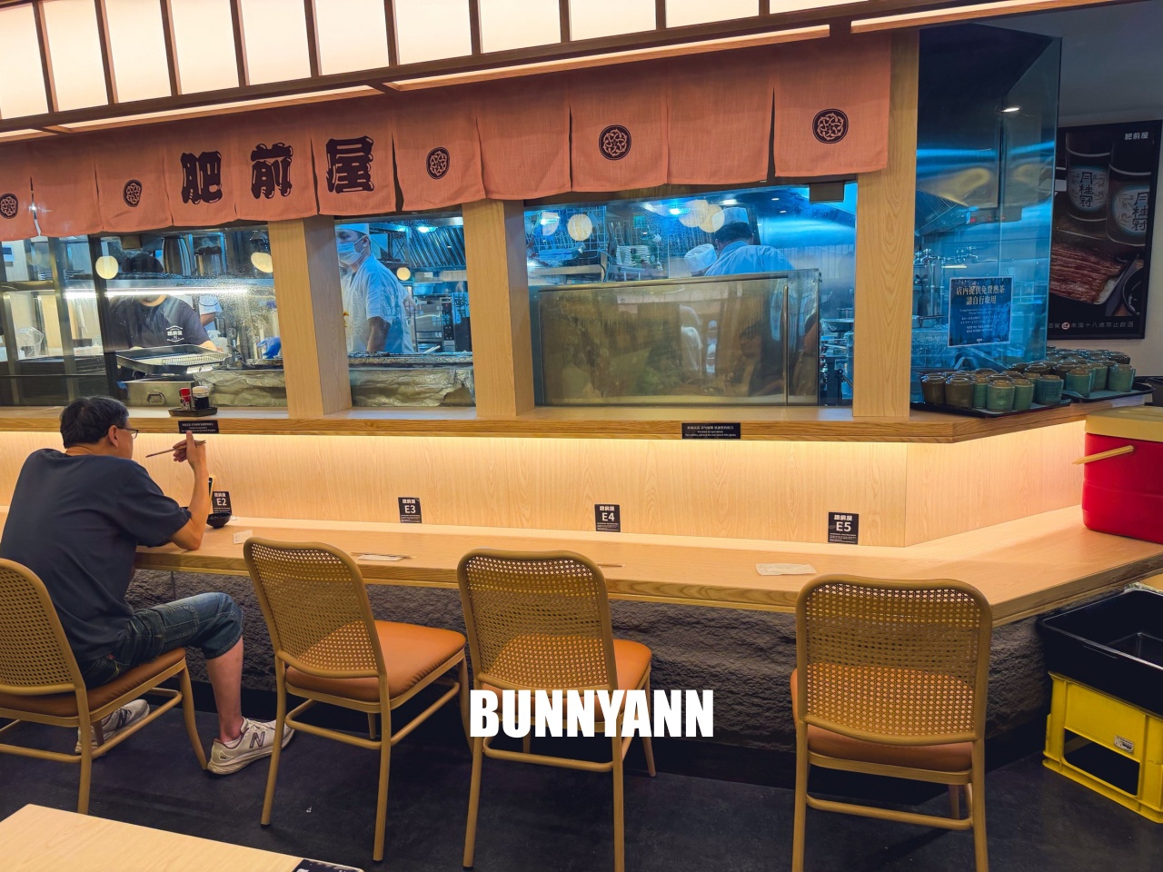 重開業還一半人沒來吃，是烤鰻魚飯店家，點個一份就夠吃，醬烤鰻魚是招牌主打