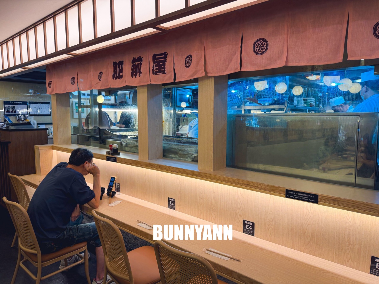 重開業還一半人沒來吃，是烤鰻魚飯店家，點個一份就夠吃，醬烤鰻魚是招牌主打